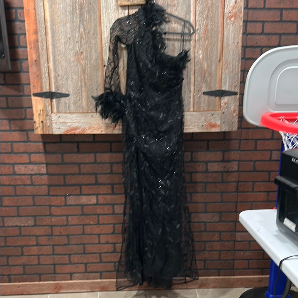 Elegant Black One-Shoulder Gown
